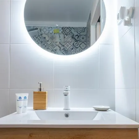 Fantastic Contemporary Flat W/ Balcony Apartment