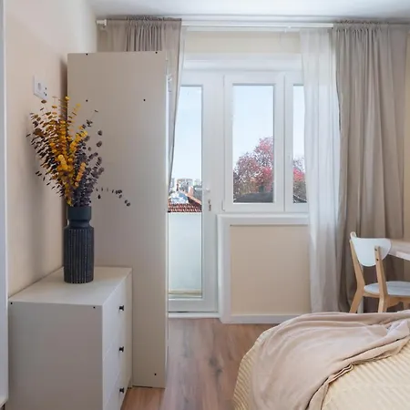 Fantastic Contemporary Flat W/ Balcony *