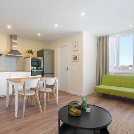 Fantastic Contemporary Flat W/ Balcony *