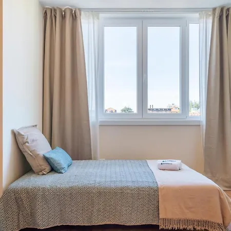 Fantastic Contemporary Flat W/ Balcony *