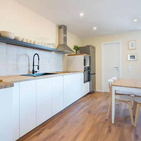 Fantastic Contemporary Flat W/ Balcony Apartment