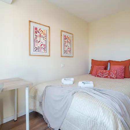 Fantastic Contemporary Flat W/ Balcony *