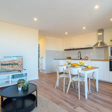 Fantastic Contemporary Flat W/ Balcony *