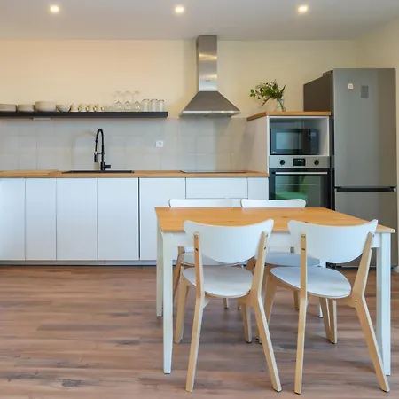 Fantastic Contemporary Flat W/ Balcony Apartment *
