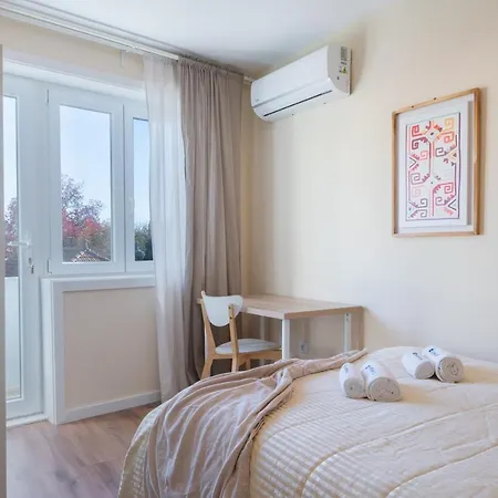 Fantastic Contemporary Flat W/ Balcony *