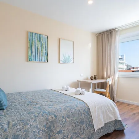 Fantastic Contemporary Flat W/ Balcony *