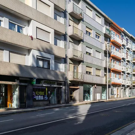 Fantastic Contemporary Flat W/ Balcony *